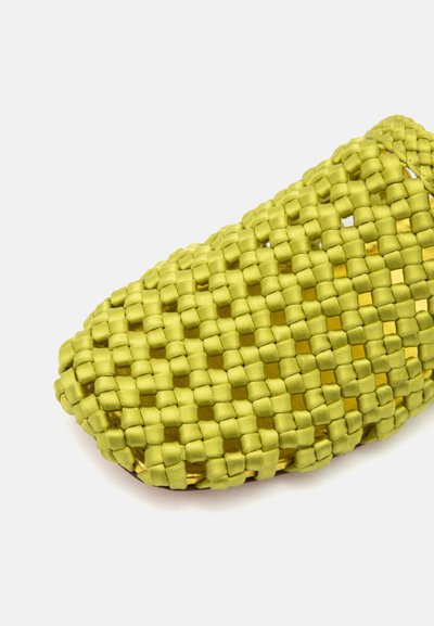 Chaussure enfilable verte lime tissée avec un motif carré à tissage ouvert et un bout arrondi, présentée sur fond blanc.