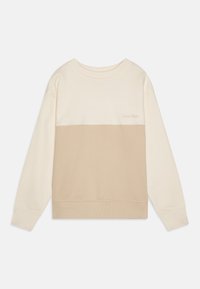 Krem- og beige fargeblokkert genser laget av mykt stoff, med rund hals, lange ermer og en subtil logo på brystet.