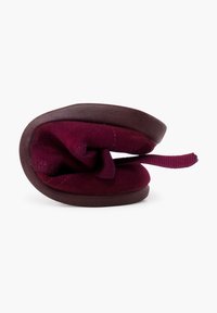 Pantofola in morbido tessuto bordeaux con suola marrone, caratterizzata da una parte superiore arricciata e un laccio per indossarla facilmente. Design compatto e flessibile.