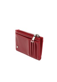 Červený kožený držiak na karty s viacerými priehradkami na karty a striebornou zipsovou kapsou, zobrazený na bielom pozadí.