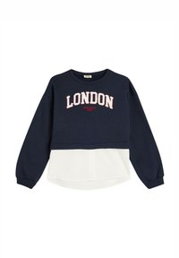Sudadera recortada azul marino con "LONDRES" en texto bordado rojo, superpuesta sobre una camiseta blanca. Mangas largas con puños acanalados.