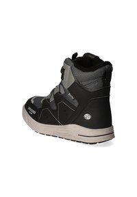 Schwarzer und grauer High-Top-Sneaker aus strukturiertem Stoff, mit gepolstertem Kragen, verstärktem Zehenbereich und weißer Gummisohle. Verstellbarer Riemen im oberen Bereich.