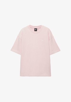 Hellrosa kurzärmliges Baumwoll-T-Shirt mit Rundhalsausschnitt und kleinem weißen, gesticktem Logo auf der linken Brust.