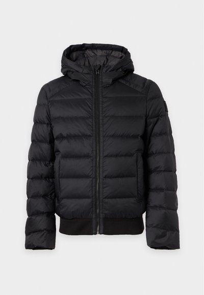 Veste noire matelassée avec capuche, fermeture éclair frontale et poches latérales, conçue pour temps froid.