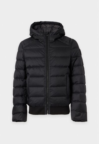 Veste noire matelassée avec capuche, fermeture éclair frontale et poches latérales, conçue pour temps froid.