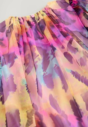 Colorful, transparenter Kleid mit einem sanften Pastellverlauf in Pink-, Lila- und Gelbtönen. Weicher, leichter Stoff mit plissierter Gestaltung.