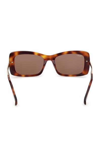 Lunettes de soleil rectangulaires en écaille de tortue avec des verres marron et des branches fines, vues de face sur un fond blanc.