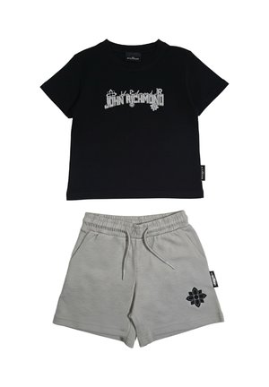 Maglietta nera a maniche corte con la scritta "John Richmond" e design floreale, abbinata a pantaloncini grigio chiaro con coulisse e grafica di fiore nero.