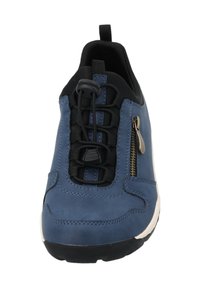 Zapatilla de cuero azul con acentos negros, cordones elásticos, cremallera lateral y suela de goma texturizada. Punta redondeada y cuello acolchado.