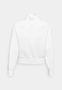 Maglione bianco a croppato con colletto alto, polsini a coste e una consistenza morbida. Presenta maniche raglan e un design pulito e minimalista.