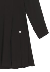 Abito nero con pieghe sull'orlo, maniche lunghe e una piccola etichetta con logo. Realizzato in tessuto liscio con un design strutturato.