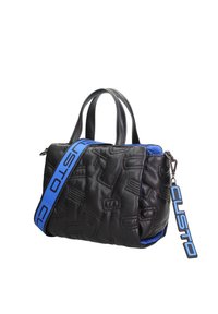 Sac matelassé noir avec des accents bleus, doté de deux poignées supérieures, d'une bandoulière amovible et d'un détail en lettres embossées sur la surface.