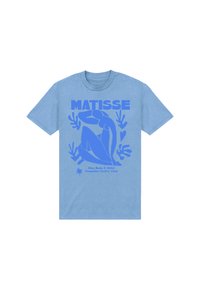 Světle modré tričko s abstraktním modrým grafikou sedící postavy, textem "MATISSE" a podrobnostmi o uměleckém díle a muzeu.