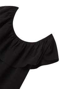 Abito nero con ampio colletto arricciato e tessuto morbido e testurizzato. Il design è senza spalle, con una silhouette fluida.