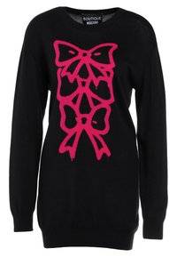 Mustat neulepaidat, joissa on iso vaaleanpunainen nauhasuunnittelu etuosassa. Pitkät hihat ja pyöreä pääntie täydentävät muotoilua.