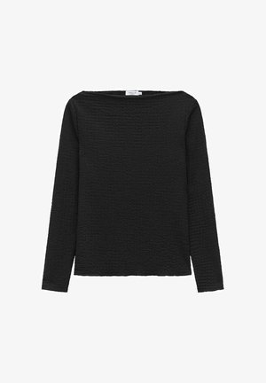 Zwarte langarmtop van een textuurstof, met een brede bootkraag en een relaxte pasvorm. Eenvoudig ontwerp zonder zichtbare patronen of versieringen.