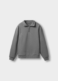Grijze fleece pullover met een kwart-rits kraag, ribbelboorden en onderrand. Heeft een gladde textuur en een minimalistisch ontwerp.