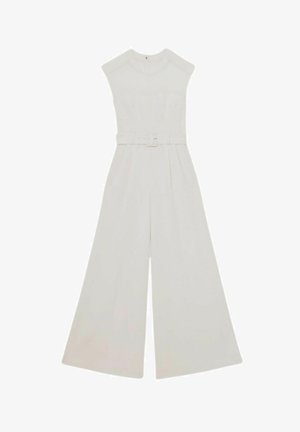 Witte mouwloze jumpsuit met een nauwsluitend lijfje, pantalon met wijde pijpen en een bijpassende riem. Gladde stof met subtiele textuur en geplooide details.