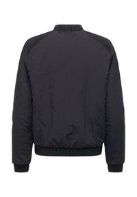 Czarna kurtka bomber z prążkowanym kołnierzem i mankietami, wykonana z gładkiego materiału zewnętrznego, z teksturowanymi szwami na ramionach. Brak widocznych elementów metalowych ani wzorów.