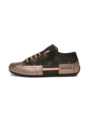 Leren sneaker met een bronzen metallic neus, olijfgroene suède bovenkant, bruine veters en een zwarte basis met een horizontale gouden stripe en logo.