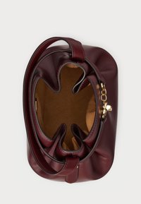 Bordowa skórzana torba w kształcie wiadra o miękkim, zb gathered design, z zapięciem w kolorze złotym oraz gładką podszewką. 