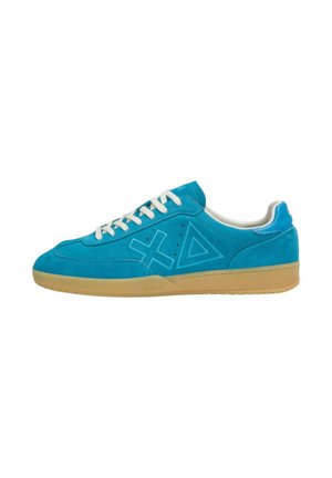 Sneaker blu in suede con lacci bianchi, caratterizzato da loghi angolari in blu chiaro. Suola di colore crema e dettaglio del tacco in contrasto.
