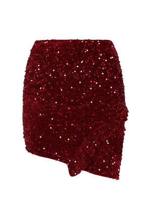 Fustă mini din catifea roșie, cu paiete și detalii asimetrice cu volănașe la margine.