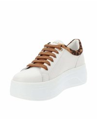 Baskets en cuir blanc avec une épaisse semelle blanche, des accents en imprimé léopard marron sur le col, et des lacets marron assortis. Présente des oeillets en métal.