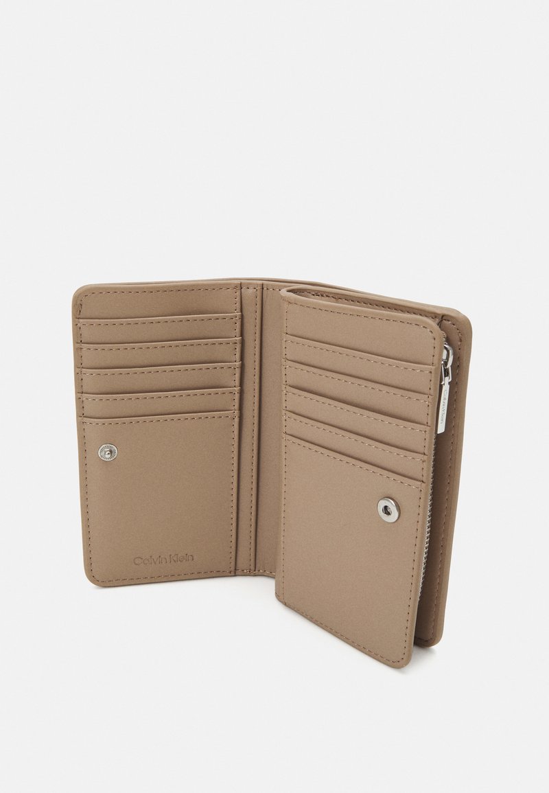 Calvin Klein DAILY MEDIUM BIFOLD MONO - Geldbörse - chanterelle 