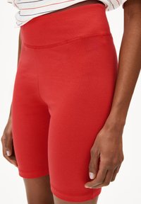 Rode katoenmix fietsbroekjes met een gladde textuur, een mid-rise tailleband en een aansluitende snit, die net boven de knie eindigen.