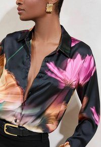 Lipsy REGULAR FIT PRINTED - Nööpidega pluus - black pink