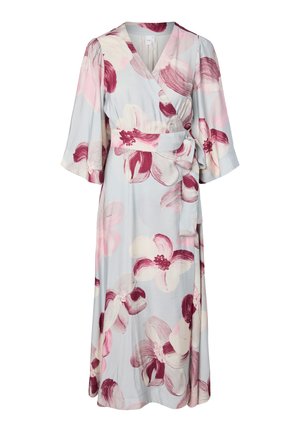 Φόρεμα σε ανοιχτό γαλάζιο χρώμα με φαρδιά μανίκια και μεγάλο ροζ και βουργουνδί floral σχέδιο, δεμένο στη μέση με ζώνη από ύφασμα.