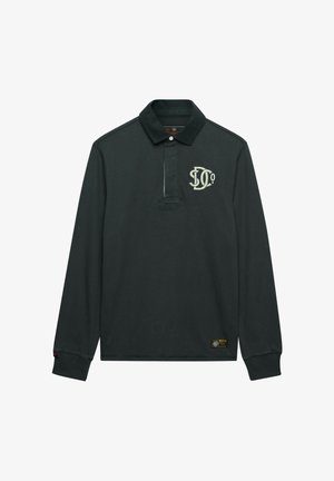 Polo à manches longues vert foncé avec col, patte boutonnée, logo blanc sur la poitrine et petite écusson noir et jaune près de l'ourlet.