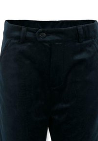 Zwarte broek met een gladde, fluweelachtige textuur. Voorzien van een knoopsluiting, riemlussen en schuin geplaatste zakken. Een getailleerde pasvorm met strakke lijnen.