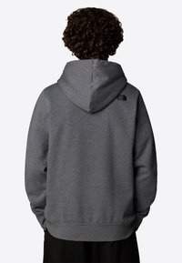 Sudadera con capucha gris con un acabado texturizado, que presenta un bolsillo canguro y un logo negro en la parte posterior. Puños y dobladillo acanalados.