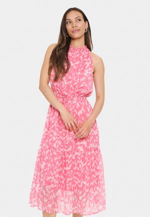 Rotes Kleid mit Halterneck, gestaffeltem Design und abstrakten weißen Mustern. Leichter Stoff mit einem Band in der Taille zur Formgebung.