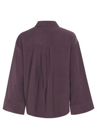 Camicia viola con colletto, con una piega sul retro, spalle scese e maniche larghe. Texture morbida con finitura del tessuto liscia.
