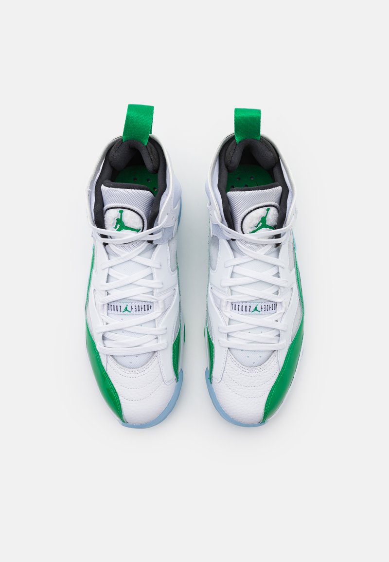 Weiße hochgeschnittene Sneaker mit grünen Akzenten, strukturiertem Material, rundem Logo auf der Zunge und einer hellblauen durchsichtigen Sohle.