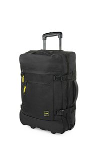 Mochila de ruedas negra hecha de tela texturizada, con tiradores de cremallera amarillos, asa lateral, correas ajustables y un bolsillo frontal.