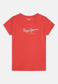 Punainen puuvillainen t-paita, jossa on lyhyet hihat. Sisältää valkoisen, kimaltavan "Pepe Jeans"-logon ja "LONDON"-tekstin. Pyöreä pääntie ja normaali istuvuus.