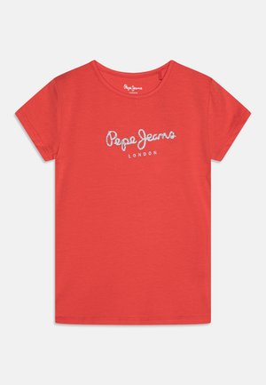 Červené bavlněné tričko s krátkými rukávy. Obsahuje bílý třpytivý nápis "Pepe Jeans" a nápis "LONDON". Kulatý výstřih a standardní střih.