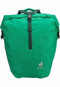 Zaino verde a rotolo realizzato in tessuto resistente, con una maniglia superiore, tracolla regolabile e un logo riflettente sulla parte anteriore.