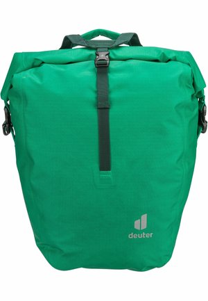 Grüner Rolltop-Rucksack aus strapazierfähigem Stoff, mit einem Handgriff oben, verstellbarem Tragegurt und einem reflektierenden Logo auf der Vorderseite.