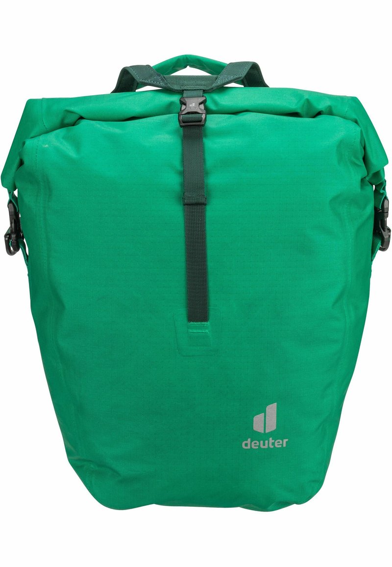 Zaino verde a rotolo realizzato in tessuto resistente, con una maniglia superiore, tracolla regolabile e un logo riflettente sulla parte anteriore.