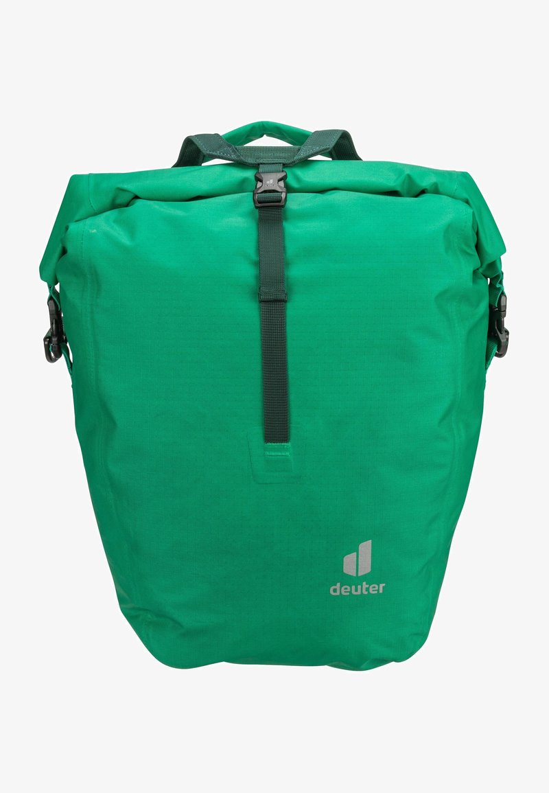 Zaino verde a rotolo realizzato in tessuto resistente, con una maniglia superiore, tracolla regolabile e un logo riflettente sulla parte anteriore.