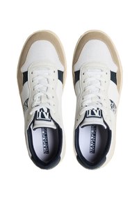 Sneakers bianchi e beige realizzati in materiali in rete e camoscio, con accenti blu navy, punta rotonda, design con lacci piatti, caratterizzati da un logo sulla linguetta e sul lato.