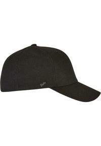 Sort baseball cap med en struktureret form, glat stof, buet skygge og en subtil logo accent på siden.