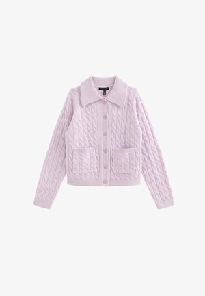 Cardigan tricoté lilas avec col, présentant une texture en torsades, quatre boutons et deux poches avant.