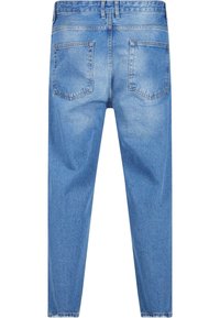 Jeans de mezclilla azul claro con una textura ligeramente desgastada, que presentan un corte recto y dos bolsillos en la parte trasera.