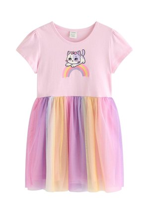 Roze jurk met korte mouwen, met een cartoonkat boven een pastelkleurige regenboog op het bovenstuk en een vloeiende, meerkleurige tule rok in paars, geel en roze.